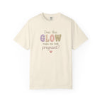Does This Glow Make Me Look Pregnant? Graphic T-Shirt — Cute Pregnancy Announcement Tee
