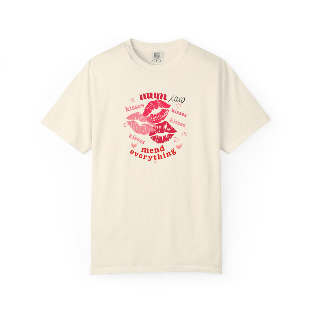 MUM — Mend Everything Kiss Print T-Shirt