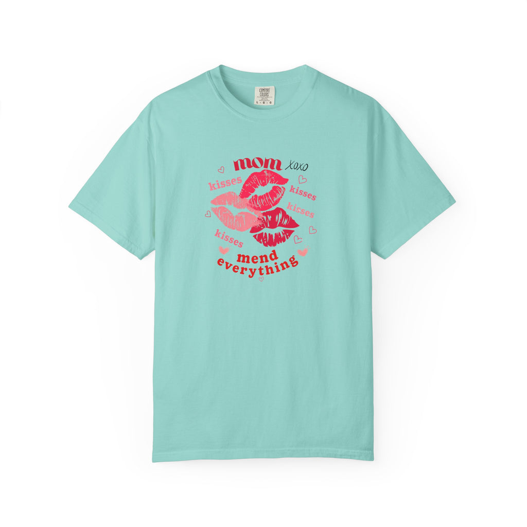 MOM — Mend Everything Kiss Print T-Shirt