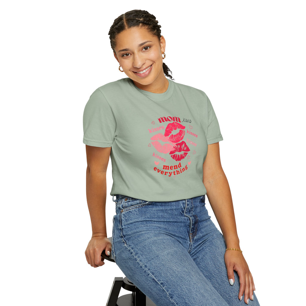 MOM — Mend Everything Kiss Print T-Shirt
