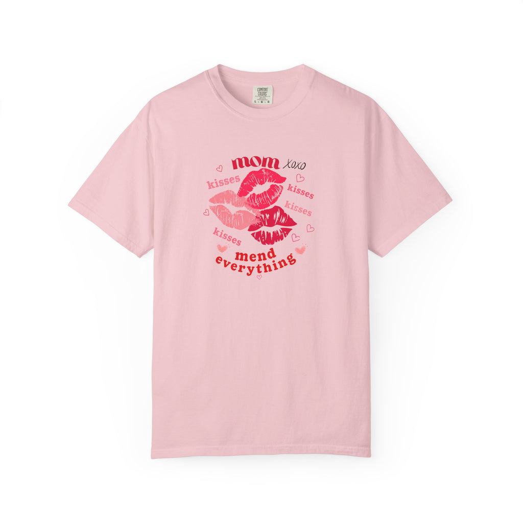 MOM — Mend Everything Kiss Print T-Shirt