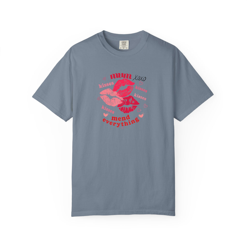 MUM — Mend Everything Kiss Print T-Shirt