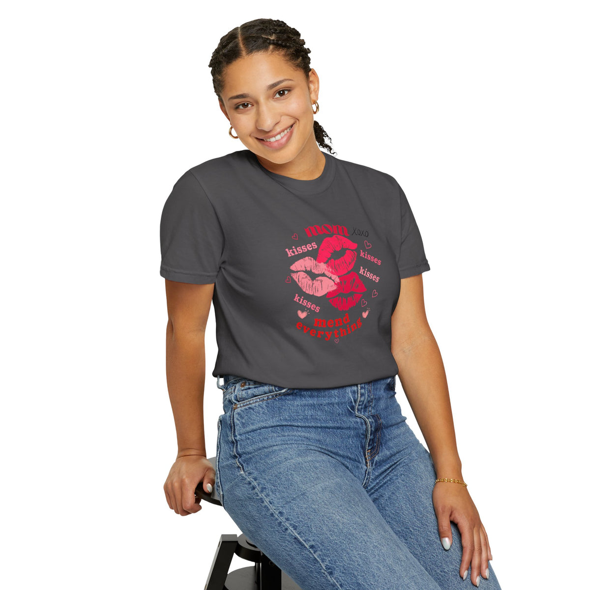 MOM — Mend Everything Kiss Print T-Shirt