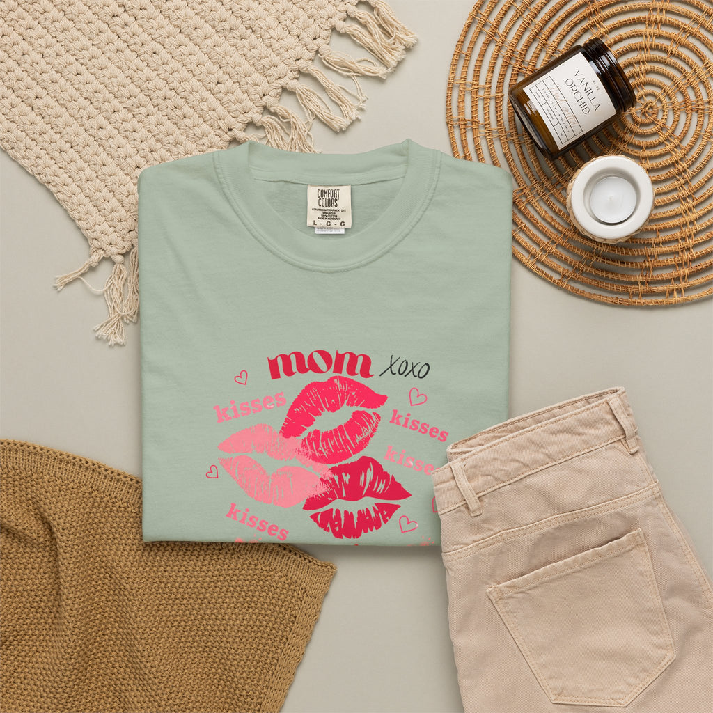 MOM — Mend Everything Kiss Print T-Shirt