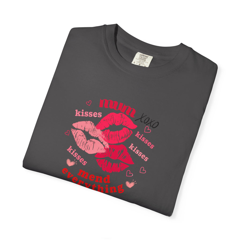 MUM — Mend Everything Kiss Print T-Shirt