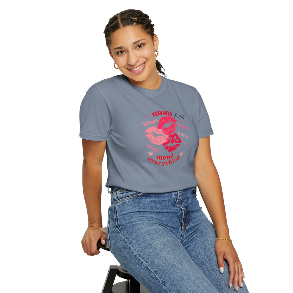 MUM — Mend Everything Kiss Print T-Shirt