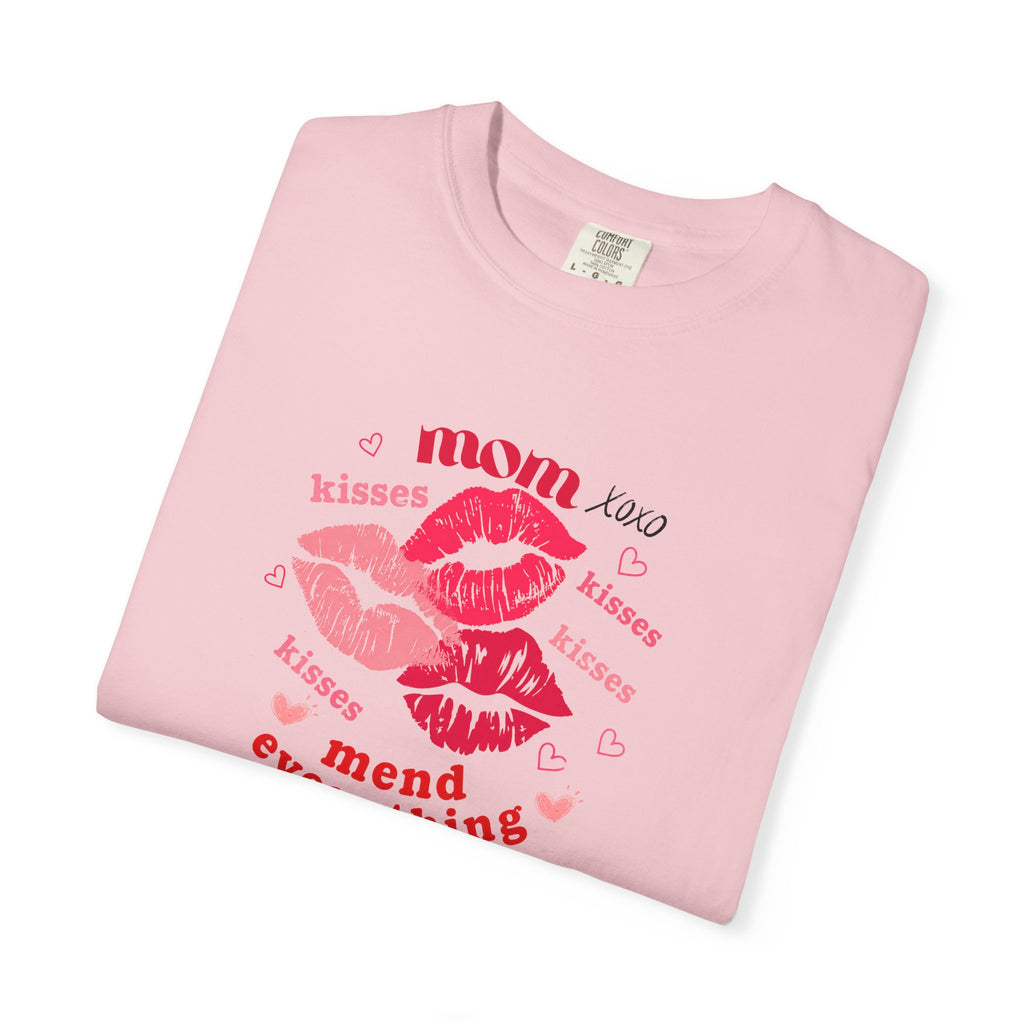 MOM — Mend Everything Kiss Print T-Shirt