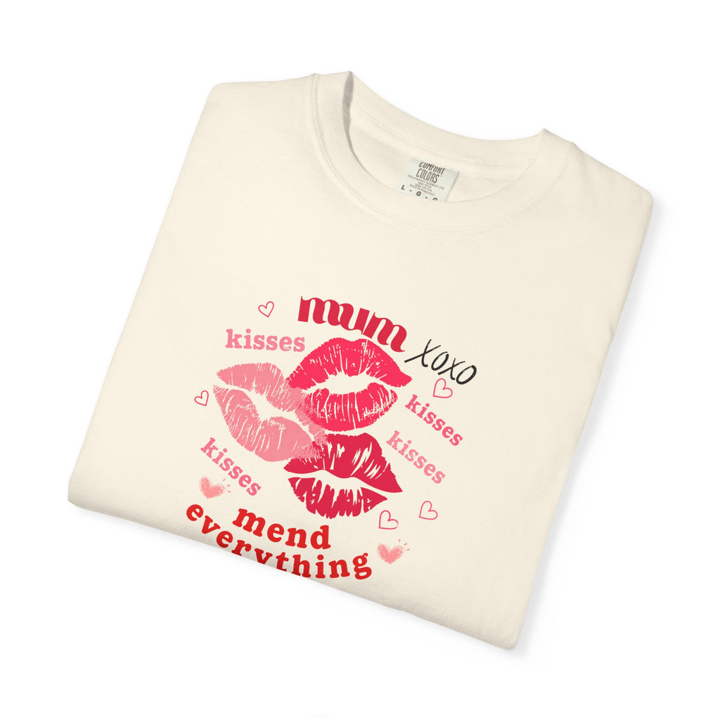 MUM — Mend Everything Kiss Print T-Shirt