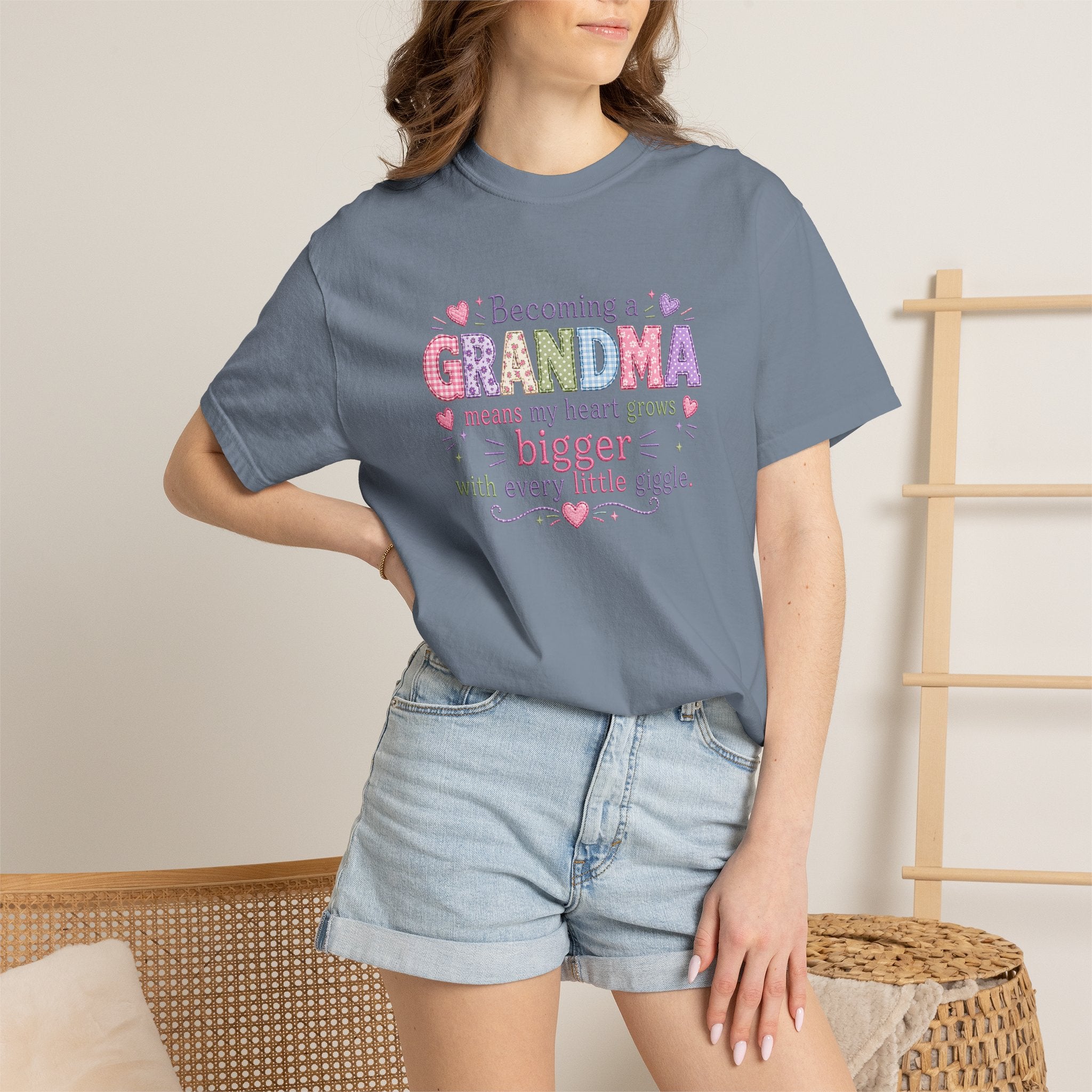 Grandma T-Shirt - "Becoming a Grandma Means My Heart Grows Bigger" - Cute Pastel New Grandma Gift