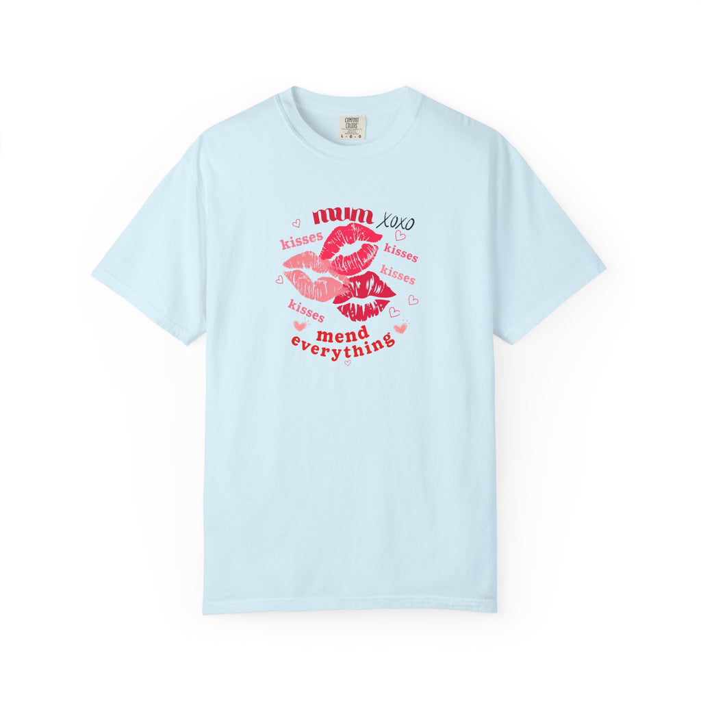 MUM — Mend Everything Kiss Print T-Shirt