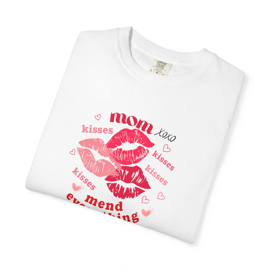 MOM — Mend Everything Kiss Print T-Shirt