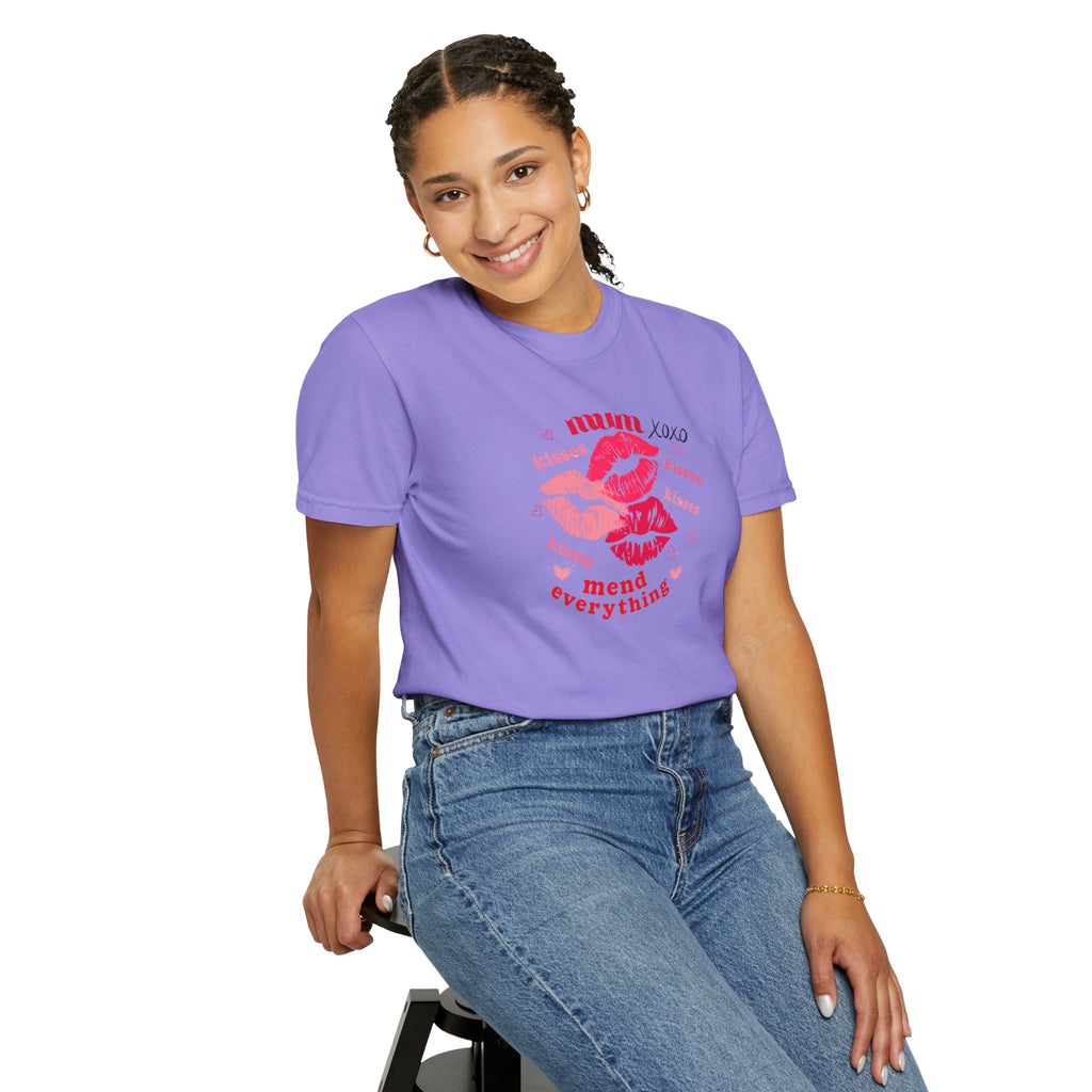 MUM — Mend Everything Kiss Print T-Shirt