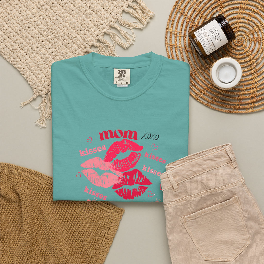 MOM — Mend Everything Kiss Print T-Shirt