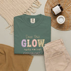 Does This Glow Make Me Look Pregnant? Graphic T-Shirt — Cute Pregnancy Announcement Tee