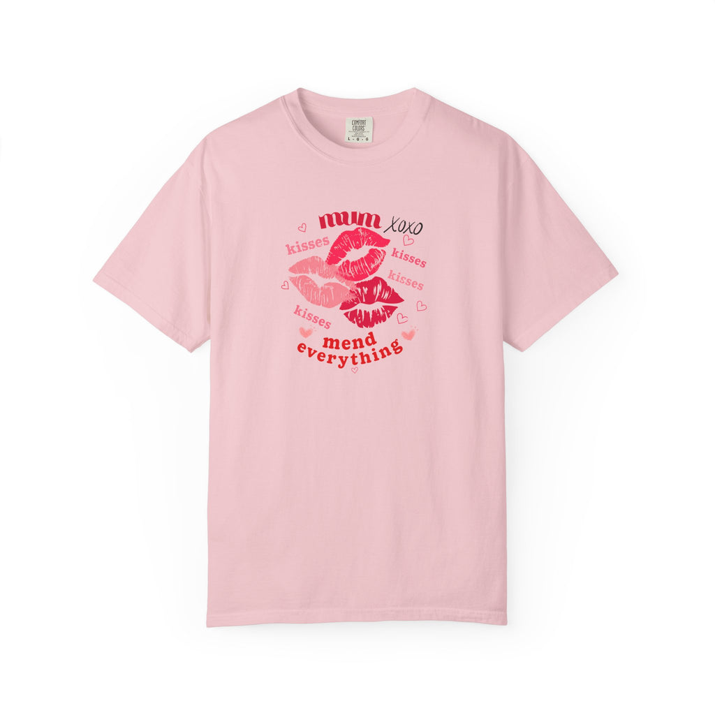 MUM — Mend Everything Kiss Print T-Shirt
