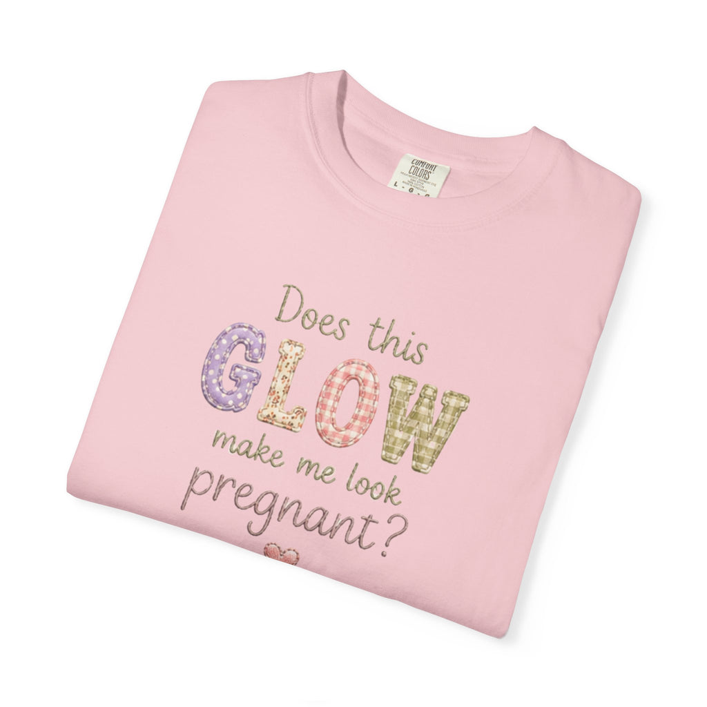 Does This Glow Make Me Look Pregnant? Graphic T-Shirt — Cute Pregnancy Announcement Tee