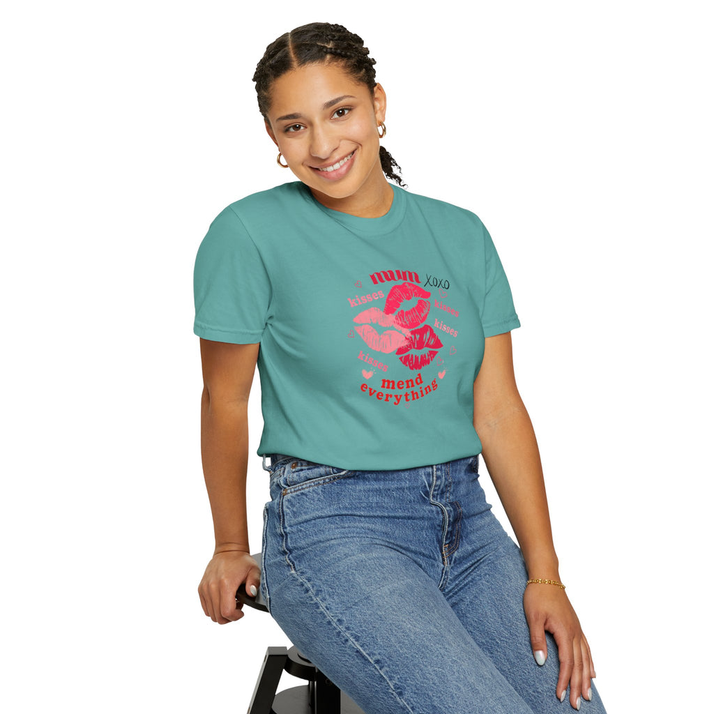 MUM — Mend Everything Kiss Print T-Shirt