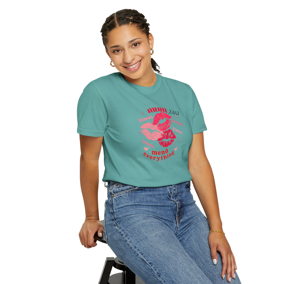 MUM — Mend Everything Kiss Print T-Shirt